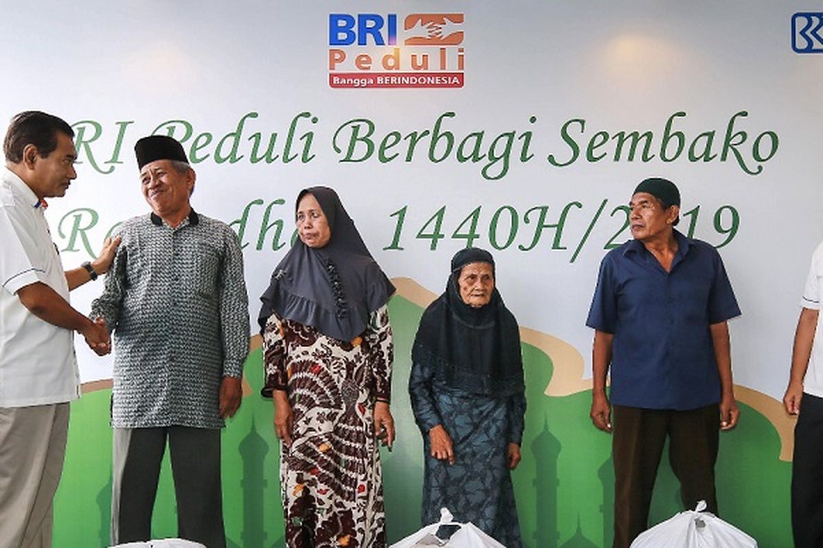 Direktur Utama Bank BRI Suprajarto dan Komisaris Utama Bank BRI Andrinof Chaniago memberikan bantuan secara langsung