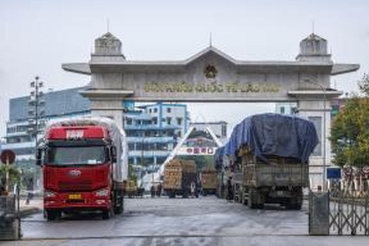 Beberapa truk mengantre di pintu perbatasan Vietnam-China yang menghubungkan kota Lao Cai, Vietnam dengan kota Hekou, China.


 