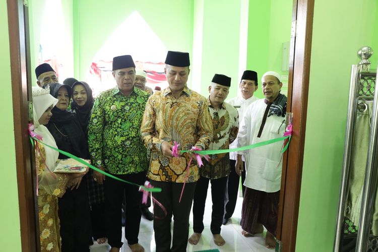 Wakil Gubernur Sumut Musa Rajekshah meresmikan Masjid Jamik Musannif Al Falah di Desa Batanggadisjae, Kecamatan Panyabungan Barat, Kabupaten Mandailingnatal, Sumut pada Senin (22/8/2022). 
