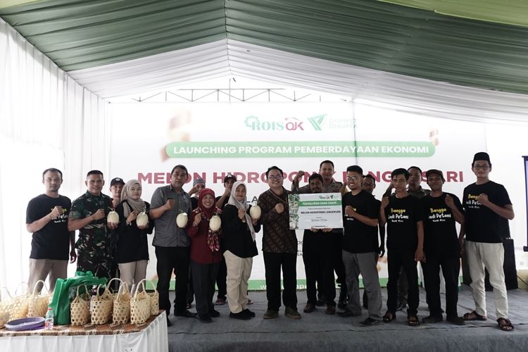 Lembaga Amil Zakat Dompet Dhuafa dan Kerohanian Islam (Rois) Otoritas Jasa Keuangan (OJK) mengadakan acara Peresmian Greenhouse dan Panen Melon Hidroponik di Kelurahan Bojongkantong, Kecamatan Langensari, Banjar, Jawa Barat, yang diperuntukkan bagi Kelompok Tani Melon Hidroponik Langensari, Selasa (20/1/2025). Melon Hidroponik merupakan program kolaborasi Dompet Dhuafa dengan petani muda di wilayah Langensari yang telah berjalan sejak tahun 2023, dan kini ditingkatkan kapasitasnya dengan dukungan dari Rois OJK.