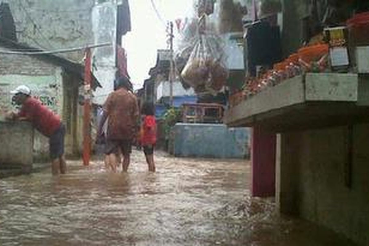 Kawasan Kampung Pulo, Jatinegara, Jakarta Timur kembali terendam banjir sejak dini hari tadi, Senin (27/2/2012). Akibatnya, aktivitas warga pun terganggu. 