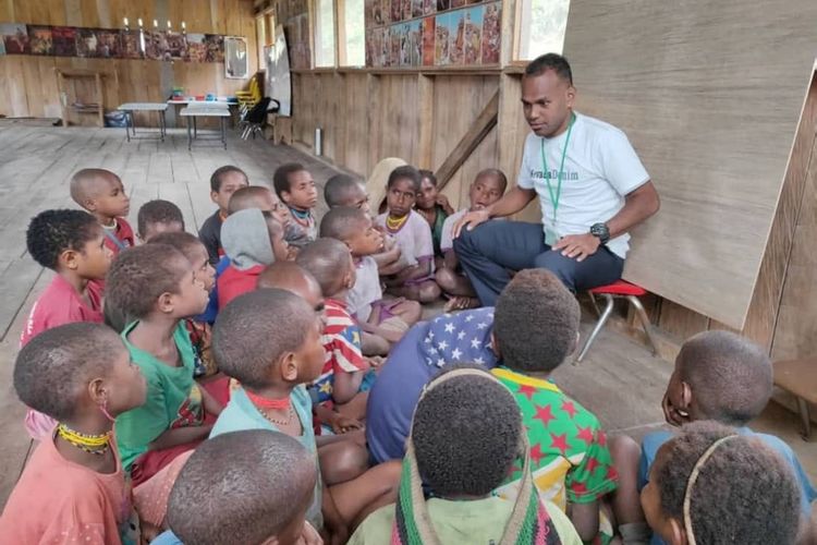 Guru Andi Rumrar, saat mengajari anak-anak Suku Wano di Kampung Mokondoma, Distrik Luwo, Kabupaten Puncak Jaya, Papua.