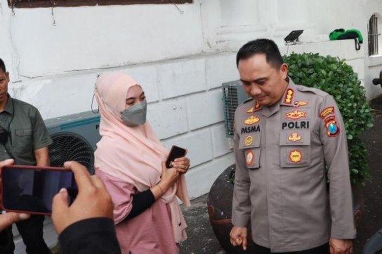 Ninik (tengah) berbincang dengan Kombes Pol Pasma Royce selaku Kapolrestabes Surabaya. Ia bilang ikhlas suaminya masuk penjara. 