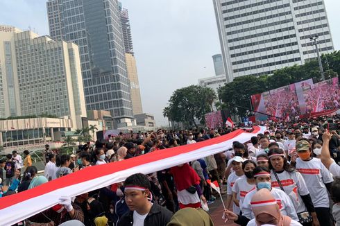 Bendera Merah Putih Sepanjang 1.700 Meter Dibentangkan dari Monas hingga Bundaran HI dalam Kirab Merah Putih