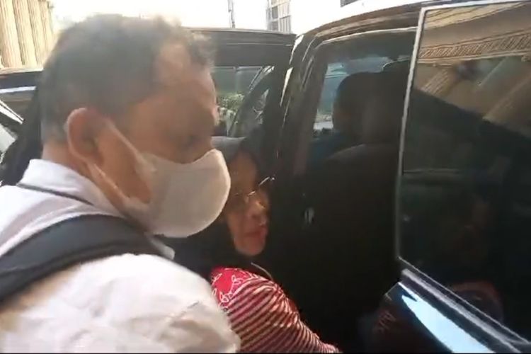 Plt Kepala Dinas Lingkungan Hidup (DLH), Diah Suparningtias dibawa mobil KPK setelah pemeriksaan di Balai Kota Semarang, Jawa Tengah. Kamis (18/7/2024).