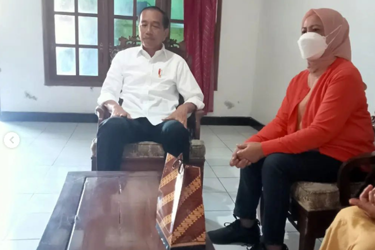 Tangkapan layar unggahan video yang memperlihatkan Presiden Joko Widodo (Jokowi) dan Ibu Negara, Iriana, bertamu ke salah satu rumah warga di Boyolali, Jawa Tengah.