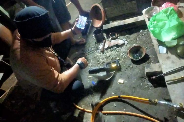 Aparat Polda Maluku menangkap seorang pengusaha tambang emas ilegal di kawasan Gunung Botak, Kabupaten Buru, Maluku, Jumat (8/4/2022)