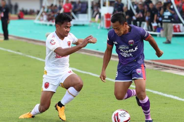 Pemain PSM Makassar, Asnawi Mangkualam Bahar, mencoba merebut bola dari kaki pemain Persita Tangerang, Samsul Arif, di Utama Sport Center Kelapa Dua, Jumat (6/3/2020).