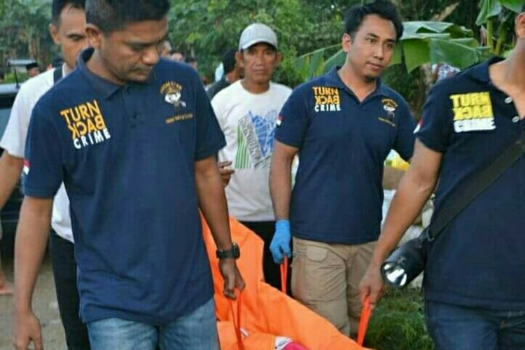 Polisi saat membawa jenazah korban dari TKP menuju RS Anton Soedjarwo Pontianak, Kalimantan Barat (1/1/2018)