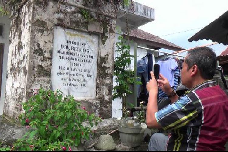 Sejarawan Pangkal Pinang Akhmad Elvian saat memotret kuburan Mayor DW Becking