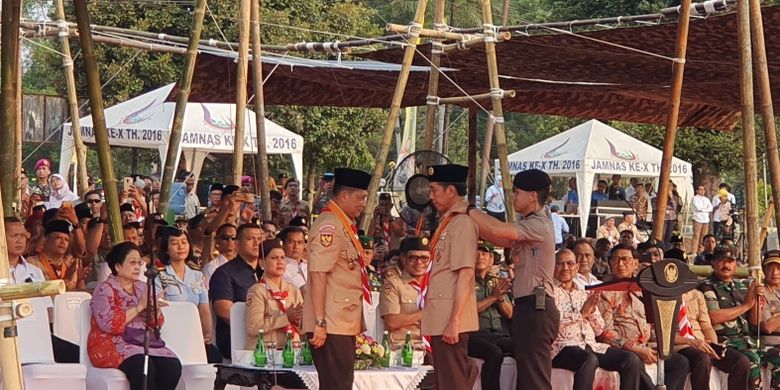 Buwas Anugerahi Jokowi Penghargaan Tunas Kencana Buwas Anugerahi Jokowi Penghargaan Tunas Kencana