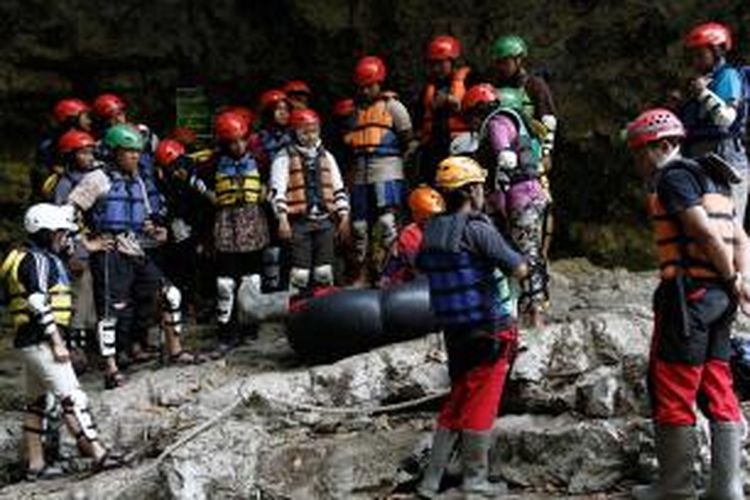 Wisatawan yang akan menelusurui goa di Kalisuci, Gunungkidul, DI Yogyakarta mendapat instruksi mengenai prosedur keselamatan cave tubing.