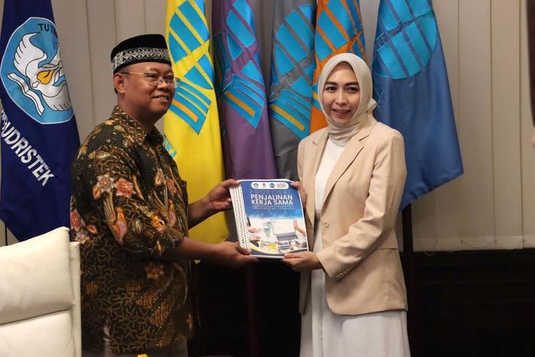 Kepala Sentra Layanan UT Poris Cipondoh Dina Mulyana (kanan) dalam audiensi dengan Rektor UT Prof. Ojat Darojat di Gedung Rektorat UT, Pondok Cabe, Tangerang Selatan (9/9/2022).