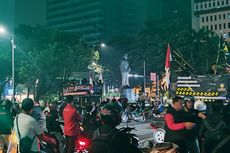 Hampir Tengah Malam, Massa Demo Buruh di Patung Kuda Akhirnya Membubarkan Diri