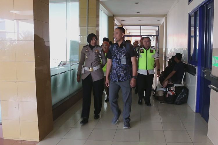 Kasat Lantas Polres Majalengka, AKP Atik Suswanti bersama tim ahli Polda Jabar dan tim ahli Mabes Polri berjalan menuju ruang superior 120 Rumah Sakit Mitra Plumbon Cirebon, Kamis pagi (20/6/2019). Mereka akan memulai serangakaian pemeriksaan psikologi dan kejiwaan tersangka kecelakaan maut Cipali kilometer 150. 