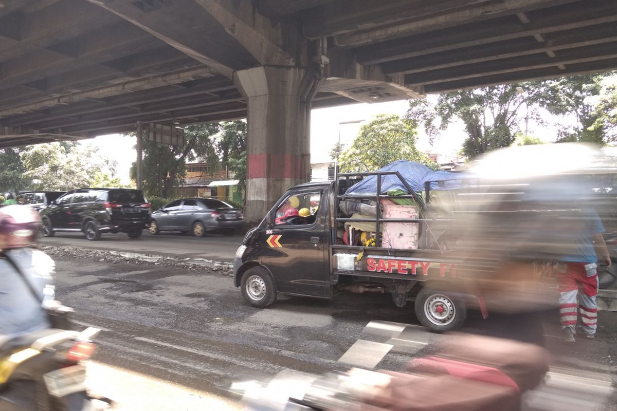proses pengerjaan perbaikan jalan di DI panjaitan, Jumat (6/4/2018)