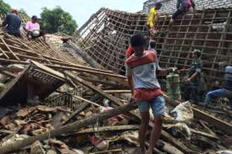Lima rumah ambruk di Kelurahan Gladak Anyar, Kecamatan Kota Pamekasan setelah tanggul penahan banjir jebol pada banjir yang terjadi Selasa (3/1/2016) malam. 