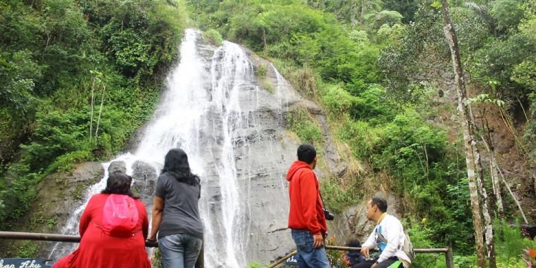 Di Curug Benowo, selain bisa menikmati suasana segarnya udara di tengah desa yang masih alami, wisatawan juga bisa berfoto dengan properti alam seperti bunga-bunga aneka warna, jembatan bambu, tulisan-tulisan unik, juga diatas hammock.