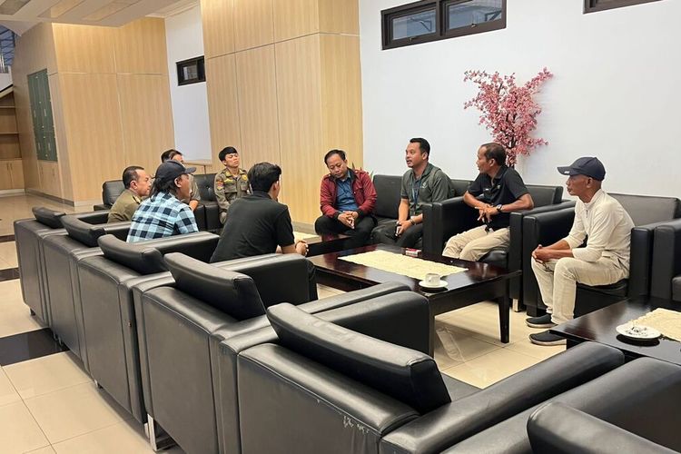 Pemilik akun motovlog atau pembuat video melakukan pertemuan resmi dengan pejabat Pemerintah Kabupaten Bogor di ruang VVIP, Stadion Pakansari, Cibinong, Kabupaten Bogor, Jawa Barat, Selasa (22/7/2025).