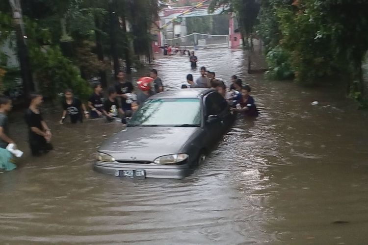 Hujan deras, banjir merendam Perumahan Bukit Cengkeh II, Jumat (27/12/2019)
