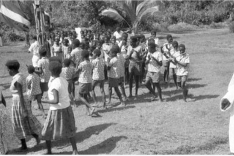 Para siswa siswi SMP YPPK Lecoq di Kokonao, Kabupaten Mimika, Papua pada tahun 1969.