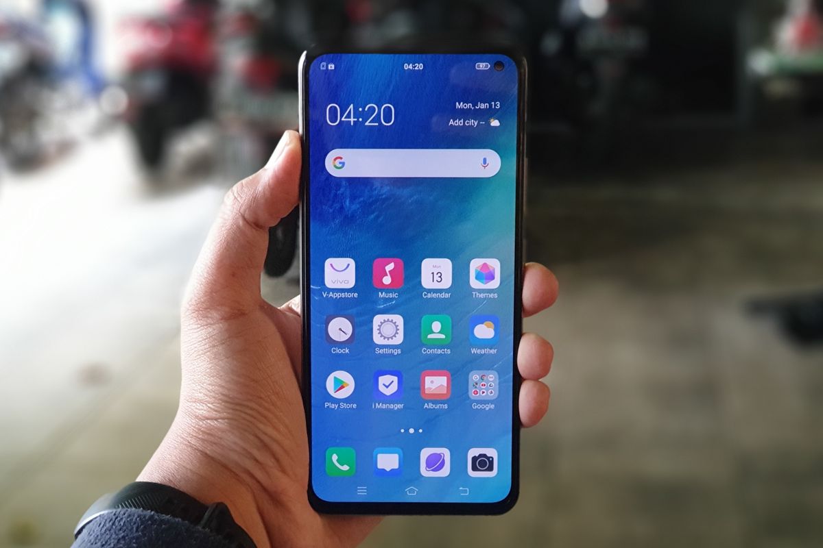 Tampang Vivo V19. Pada bagian depannya sendiri, Vivo V19 mengusung layar Super AMOLED seluas 6,44 inci (resolusi 1.080 x 2.400 piksel). Layarnya mengusung desain Ultra O Screen, di mana di bagian kanan atasnya terdapat sebuah lubang guna menampung kamera selfie 32 MP.