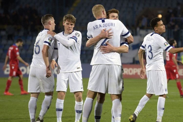 Para pemain timnas Finlandia merayakan kemenangan yang diraih atas Armenia di Yerevan, 26 Maret 2019. 