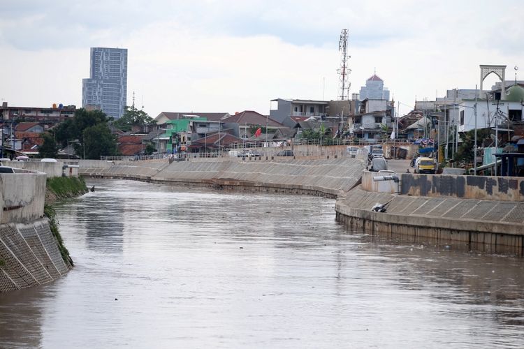 Wajah kini normalisasi Sungai Ciliwung di Bukit Duri, Tebet, Jakarta Selatan, Kamis (26/10/2017). Warga Bukit Duri yang mengajukan gugatan class action (gugatan yang diajukan seseorang atau sekelompok kecil orang atas nama sebuah kelompok besar) telah dimenangkan majelis hakim di Pengadilan Negeri Jakarta Pusat pada Rabu (24/10/2017). Mereka berhak untuk menerima ganti rugi setidaknya Rp 18,6 miliar. KOMPAS IMAGES/KRISTIANTO PURNOMO