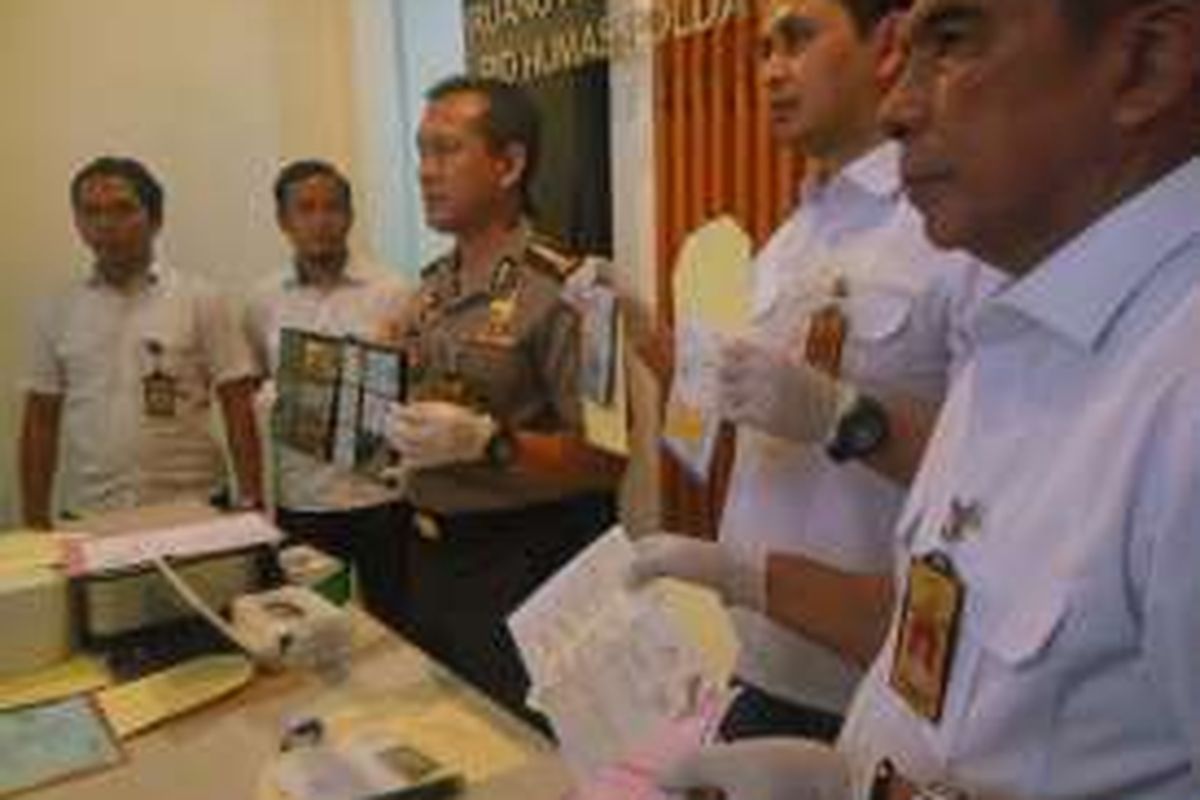 Polisi saat menunjukan barang bukti kasus pembobolan kartu kredit di Mapolda Metro Jaya, Kamis (8/9/2016).