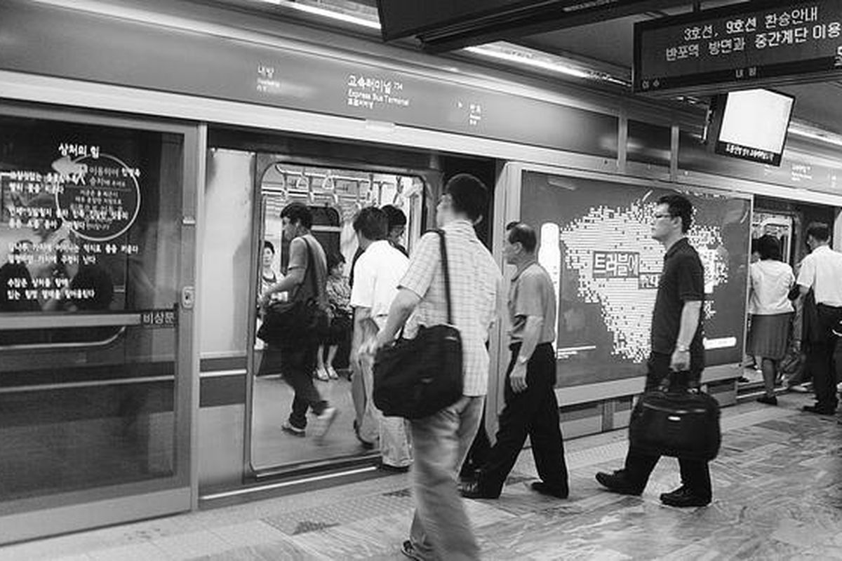 Warga Seoul, Korea Selatan, menanti kereta bawah tanah jalur 7 di salah satu stasiun, Rabu (6/7). Kereta bawah tanah yang menjadi pilihan utama mayoritas warga Seoul. ibu kota Korea Selatan, itu dilayani sembilan jalur untuk rute dalam kota dan lima jalur lain menghubungkan Seoul dengan wilayah sekitarnya.