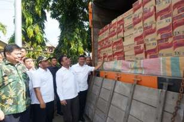 Menteri Perindustrian RI, Airlangga Hartarto Rabu (28/12/2016) menyerahkan bantuan untuk industri pelaku Industri Kecil Menengah (IKM) korban gempa