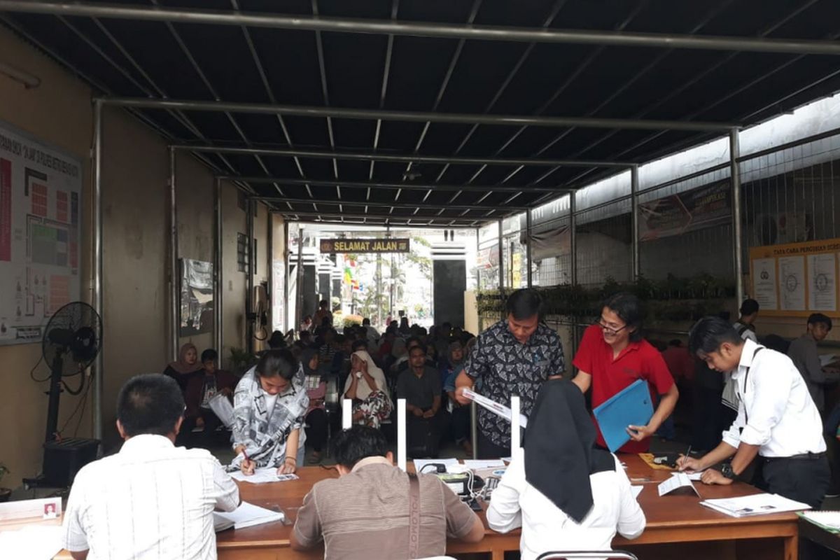 Tampak sepi suasana di ruang pelayanan SKCK di Polrestro Bekasi Kota, Kamis (20/9/2018).