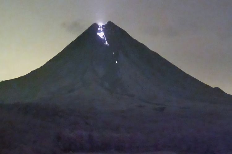 Visual luncuran lava pijar Gunung Semeru sejauh 2.000 meter mengarah ke Besuk Kobokan, Senin (27/10/2025)