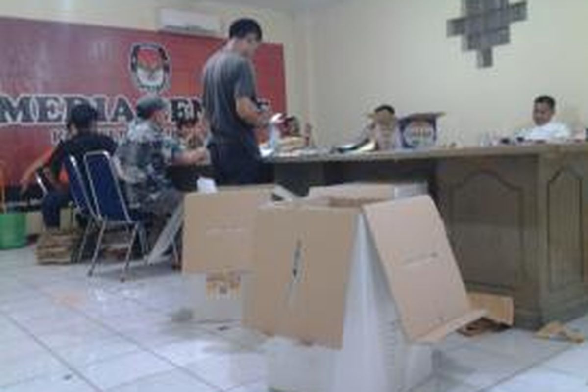 Sejumlah kotak suara kembali di buka KPUD Kota Tangerang pada Kamis (14/8/2014).