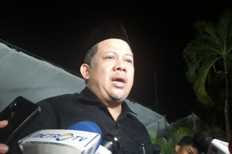 Wakil Ketua DPR Fahri Hamzah usai melayat di rumah duka Habibie di kawasan Patra Kuningan, Rabu (11/9/2019) malam.