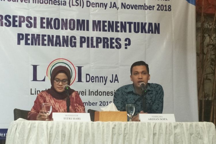 Peneliti LSI Denny JA, Ardian Sopa, saat memaparkan hasil survei bertajuk Kondisi Ekonomi Tentukan Pemenang Pilpres? di kantor LSI, Jakarta Timur, Selasa (27/11/2018).