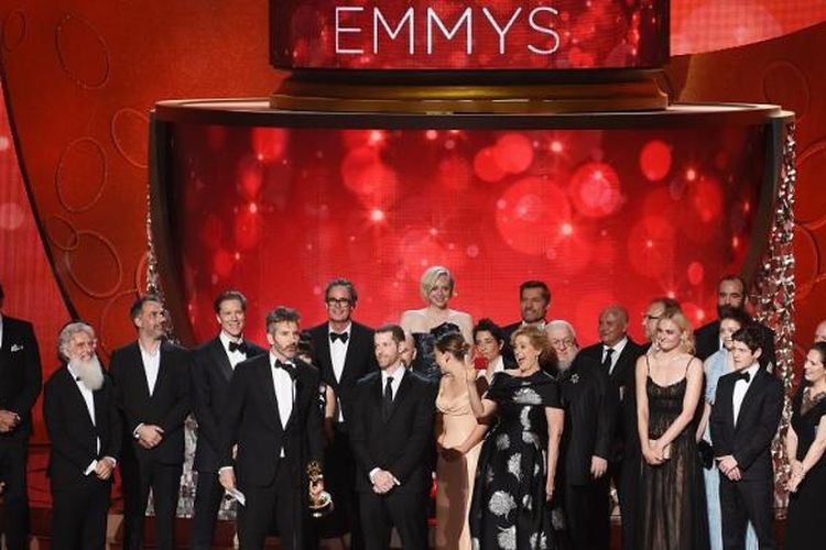 Penulis/produser David Benioff dan DB Weiss (tengah) memberi sambutan setelah film seri mereka, Game of Thrones, dinobatkan sebagai drama seri terbaik dalam Emmy Awards ke-68 di Microsoft Theater, Los Angeles, California, Minggu (16/9/2016).