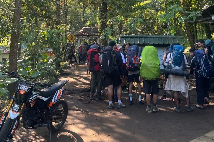 Ratusan Pendaki Padati Gunung Lawu via Karanganyar Saat Momen 1 Suro