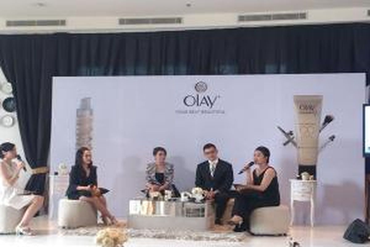 Olay meng-klaim bahwa produk CC Cream terbarunya dapat mengecilkan pori-pori wajah, dan membuat warna kulit berbaur merata, layaknya menggunakan riasan wajah berteknologi airbrush. 