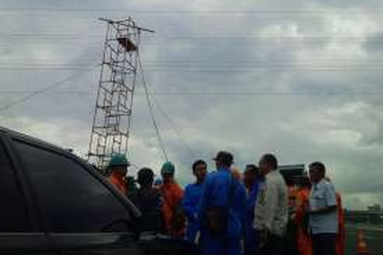 Petugas Operasional PLN P3B Jawa Bali Area Pelayanan Pemeliharaan Semarang (APP) Semarang tengah mengupayakan perbaikan kabel Saluran Udara Tegangan Tinggi (SUTT) yang melintang di kawasan tol Ungaran-Bawen, Kabupaten Semarang KM 24 800 putus, Senin (9/1/2017).