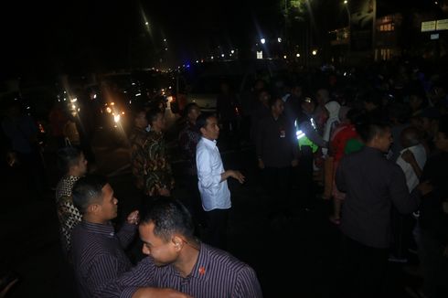 Jokowi Bagi-bagi Sembako di Dekat Istana Bogor