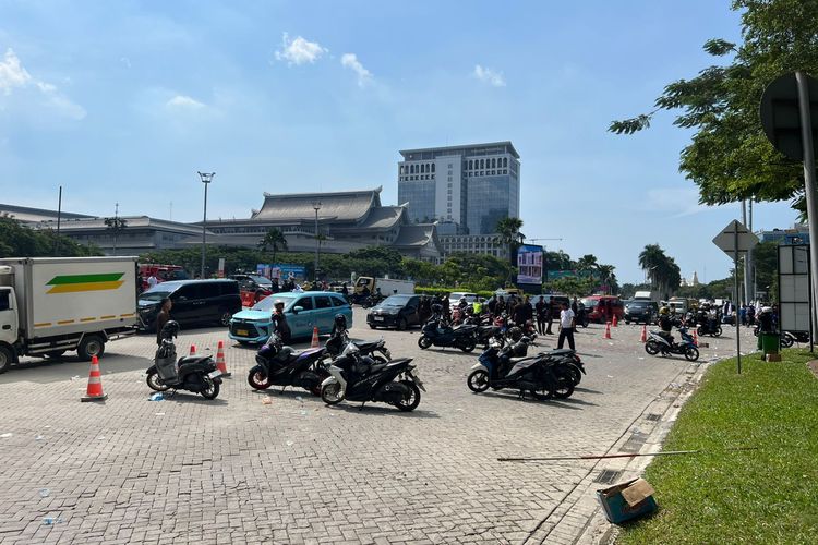 Massa Buruh Bergerak ke Gedung Kemenaker Usai Demo di Menara Indomaret PIK