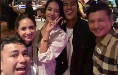 Tangkapan layar Raffi Ahmad tak terapkan protokol kesehatan usai vaksin. Netizen sayangkan tindakan Raffi.