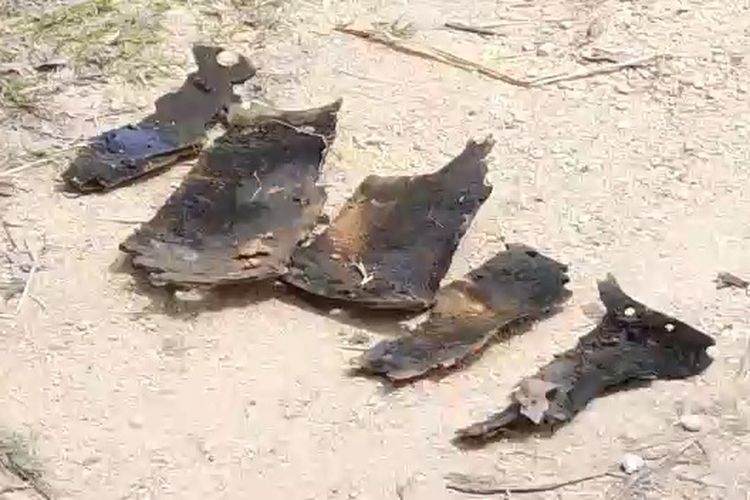 Serpihan bom pesawat usai dimusnahkan oleh Tim Jibom Gegana Brimob Polda Jawa Tengah di Hutan Polaman, Kecamatan Blora, Kabupaten Blora, Jawa Tengah, Minggu (7/8/2022)