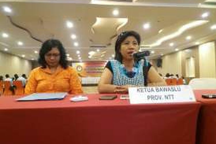 Ketua Bawaslu Nusa Tenggara Timur (NTT) Nelce Ringu saat berbicara kepada sejumlah wartawan di Hotel Swiss Belin Kupang, Sabtu (12/11/2016)