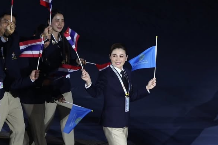 Ratu Thailand, Suthida, tidak hanya memimpin kontingen negara di pembukaan SEA Games 33, tetapi juga akan berkompetisi dalam ajang perahu layar keelboat SSL47, menunjukkan dedikasi luar biasa pada olahraga.