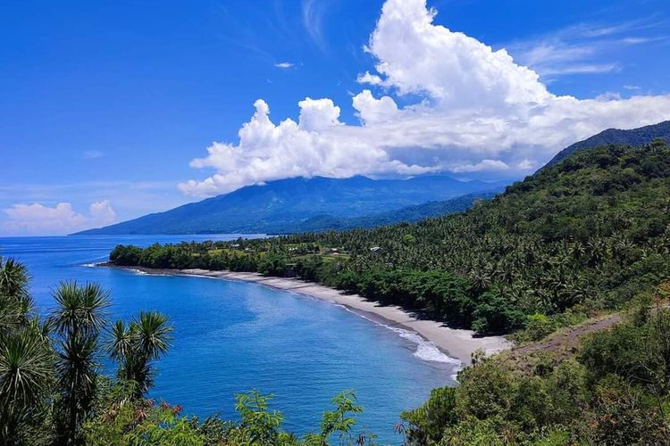 Pemandangan alam di sepanjang pantai selatan di Pulau Flors, NTT, Selasa, (4/10/2022). (DOK PEMANDU WISATA FORES-MUHAMMAD BUHARTO)