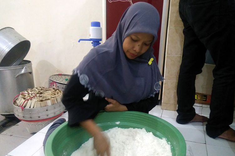 Salah seorang pembantu Agus, saat menyiapkan campuran tepung terigu dan gula sebagai bahan pudak mini.