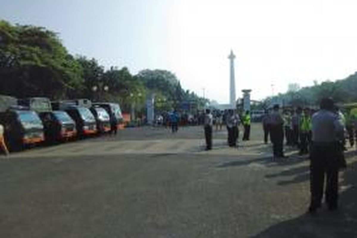 Jelang unjuk rasa Selasa (1/9/2015) pagi ini, sejumlah aparat keamanan mulai berkumpul di silang Monas, Jakarta.