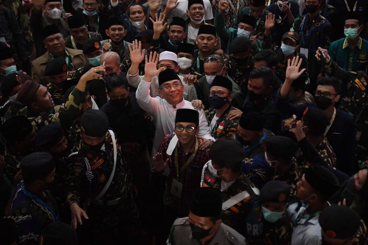 Ketua Umum PBNU terpilih Yahya Cholil Staquf (tengah) melambaikan tangan usai pemilihan Ketua Umum PBNU pada Muktamar Nahdlatul Ulama (NU) ke-34 di Universitas Lampung, Lampung, Jumat (24/12/2021). Yahya Cholil Staquf terpilih sebagai Ketua Umum PBNU periode 2021-2026 pada Muktamar NU ke-34 mengalahkan Said Aqil Siradj.